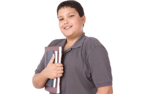 青春期男孩乳房增大的原因 學會讓胸平下去吧