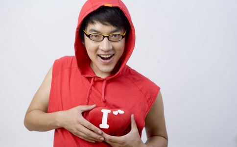 青春期男孩乳房增大的原因 學會讓胸平下去吧
