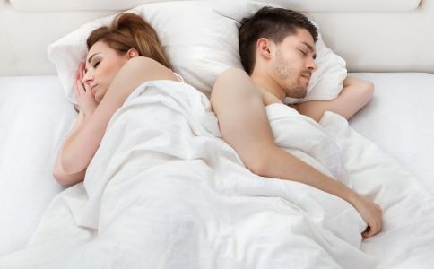 年輕女性與成熟男性在一起的弊端