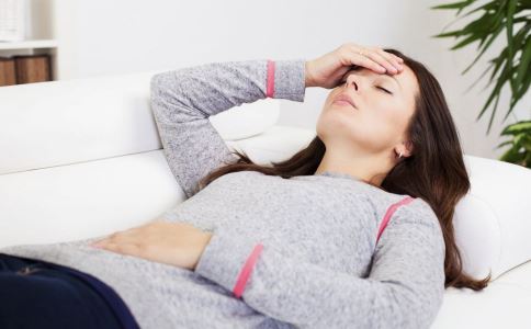 女人痛經危害大 可喝3款湯飲來緩解