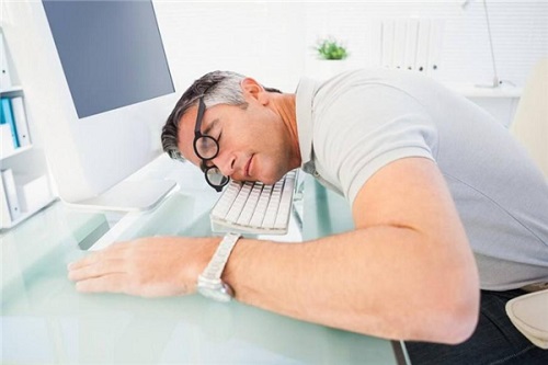 男性趴著睡覺有危害 為什么趴著睡覺會不育