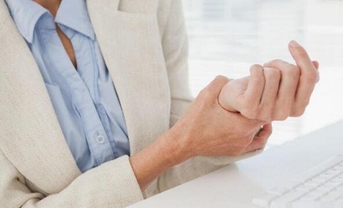 為什么男生都喜歡按著手腕 男性喜歡按著女生手腕是為什么