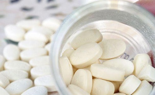 鈣片什么時(shí)候吃吸收效果最好 哪三種人不宜吃鈣片