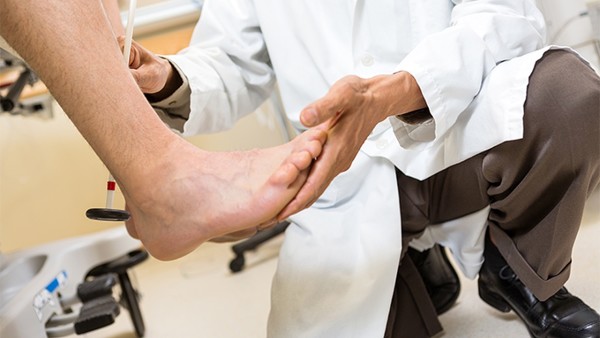 寶寶腿再趴開一點就不疼了為什么 寶寶腿再趴開一點就不疼了原因