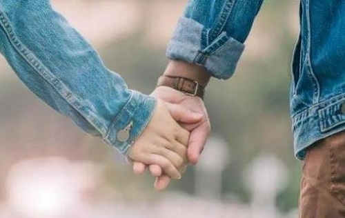 男生牽手會一直揉你的手背是什么意思 男生把臉埋在女生脖子什么