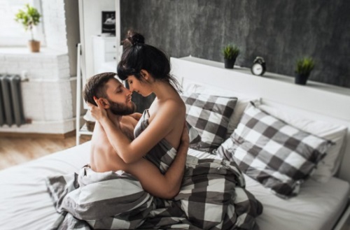 女生怎么調(diào)戲男朋友 什么招數(shù)可以讓男人欲火焚身