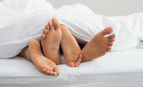 女朋友發(fā)抖了還可以繼續(xù)嗎 女友房事中出現(xiàn)抖動需要注意什么