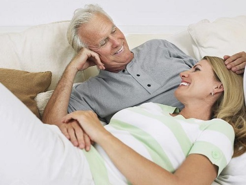 60歲夫妻多久一次性生活 性愛帶來什么好處