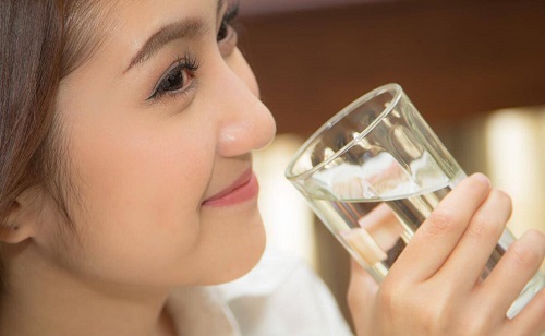 嗓子干燥感覺很缺水怎么回事 嗓子干燥感覺很缺水怎么緩解