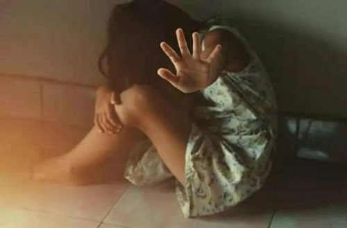 為什么放進去女的就不掙扎了 女生被吻為什么閉著眼